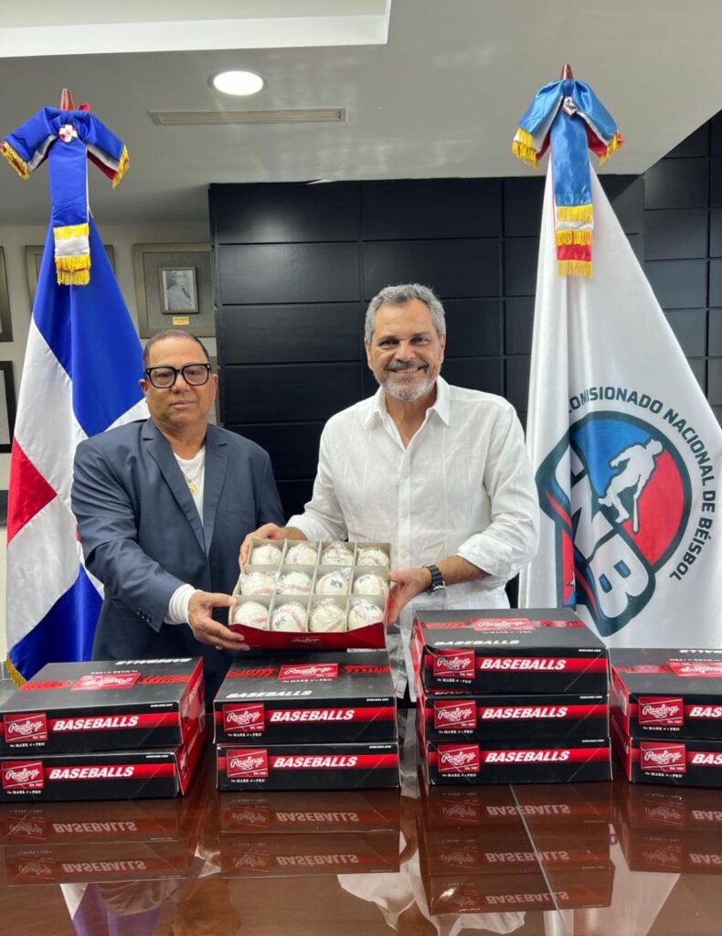 Comisionado Noboa entrega pelotas para torneos de béisbol superior