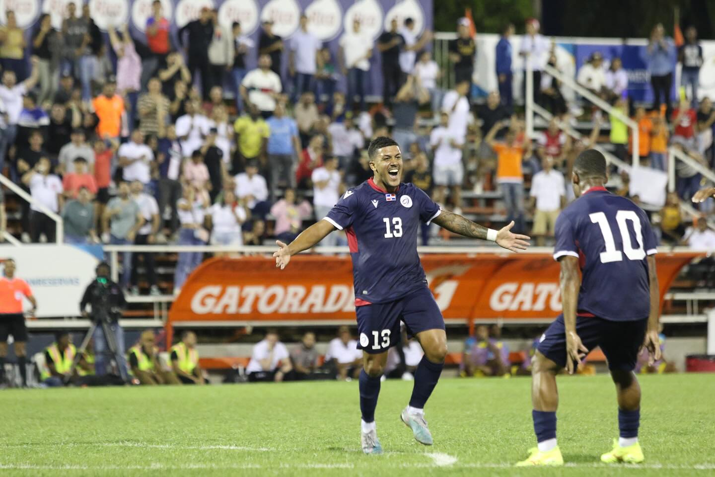 La selección de fútbol de República Dominicana gana y encanta