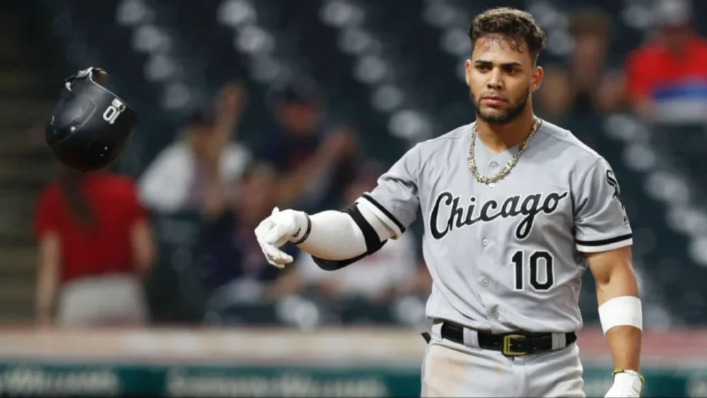 El cubano Yoán Moncada sale del juego por distensión en el aductor izquierdo