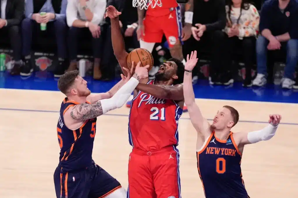 Informe de la NBA destapa omisiones arbitrales en juego dos Knicks vs 76ers