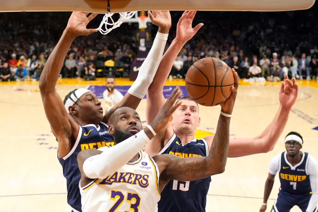 Los Lakers detienen la racha de derrotas ante los Nuggets y evitan barrida