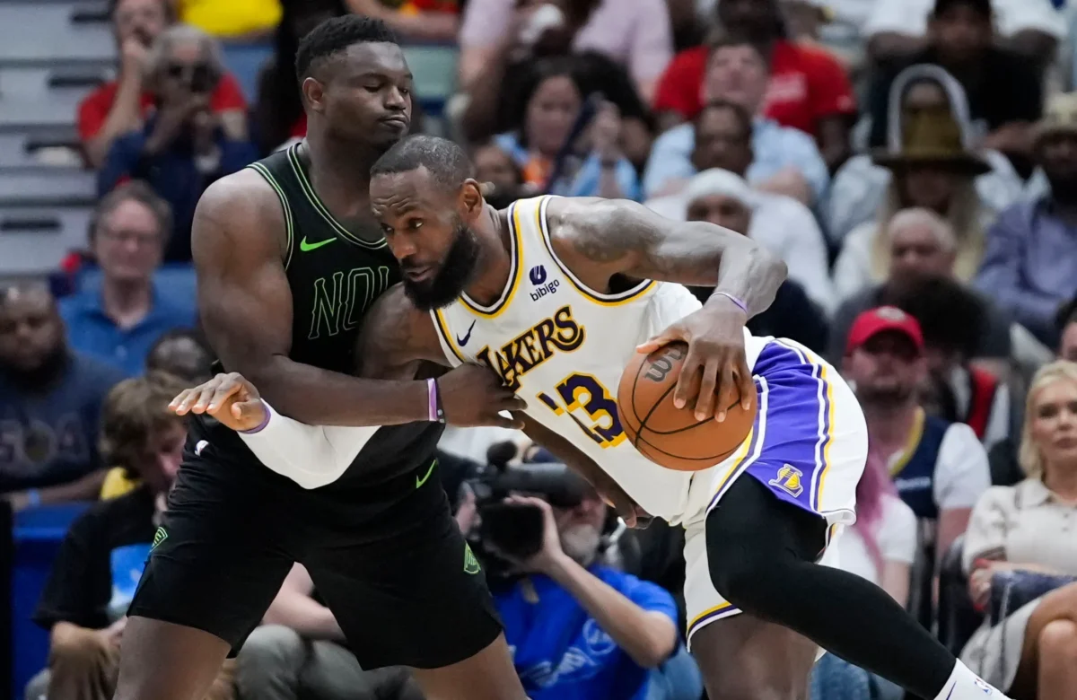 Lebron James de los Lakers ataca ante la defensa de Zion Williamson de New Orleans