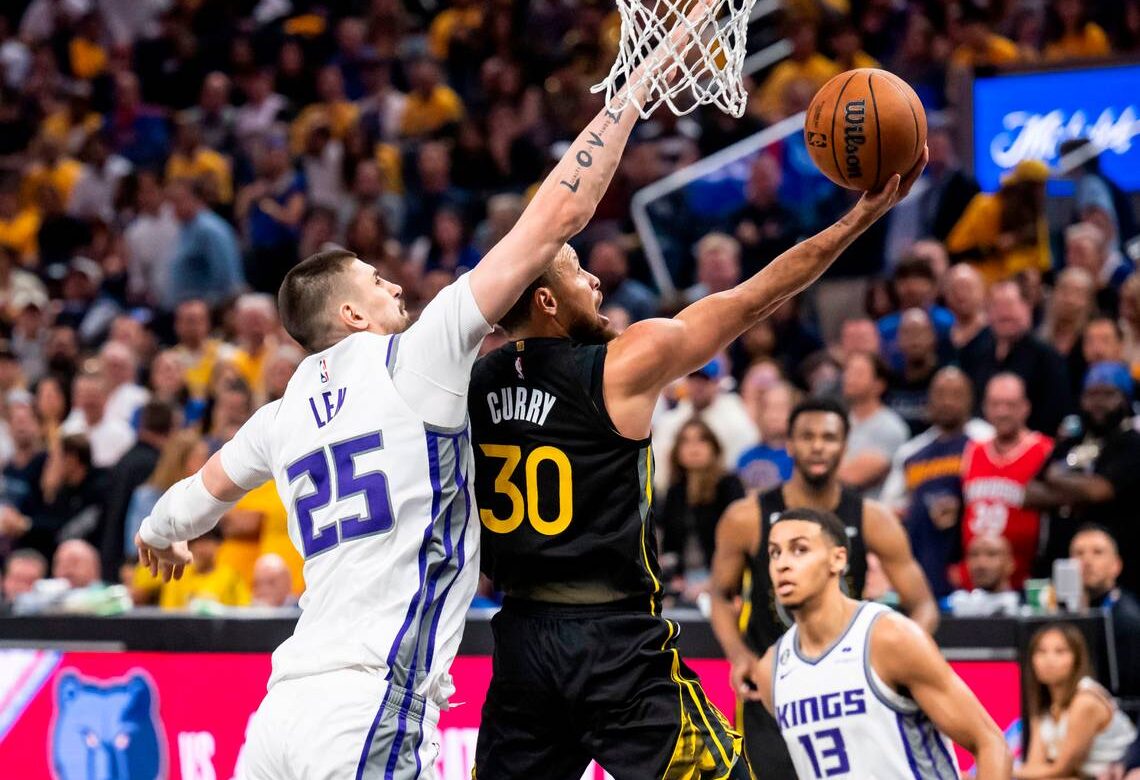 Stephen Curry de Golden State ataca ante la defensa de Sacramento