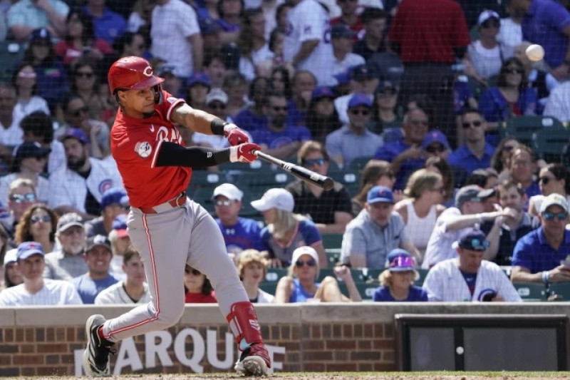 Santiago Espinal pega HR de 2 carreras; Rojos se aferran a la victoria ante Cachorros