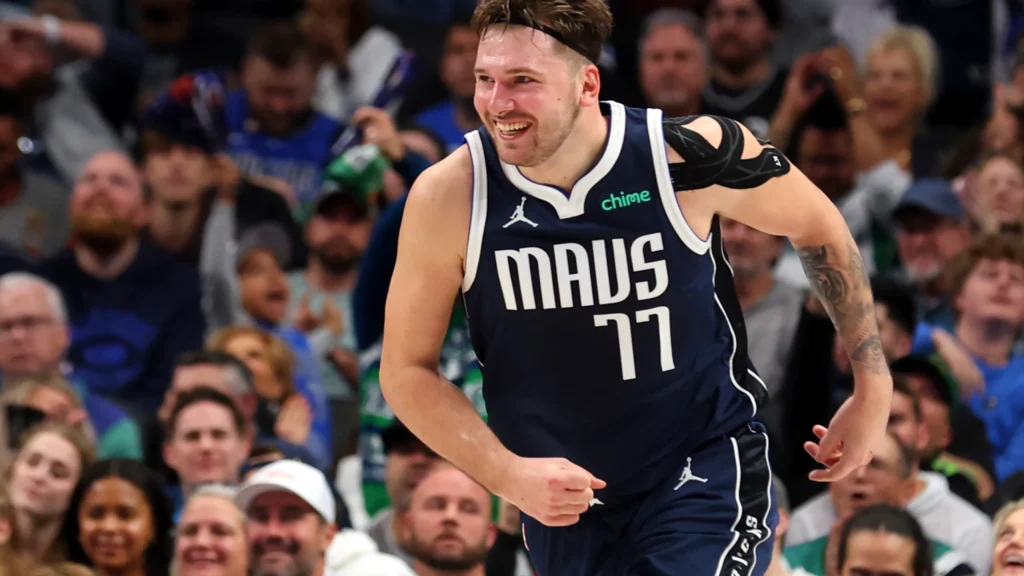 Doncic estableció un tono desafiante al comenzar 4 de 4, golpeando arcoíris desde 28 y 31 pies mientras se giraba para hablar basura a los fanáticos en la cancha con cada golpe, a menudo con una sonrisa maliciosa.