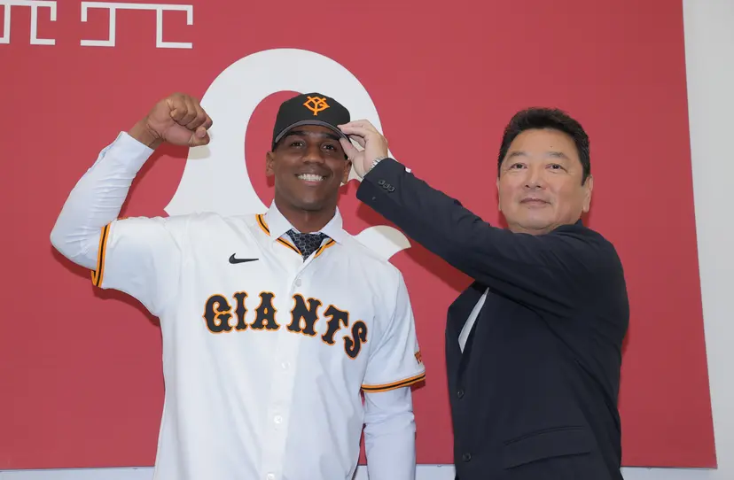 El dominicano Elier Hernández fue presentado por los Gigantes de Yomiuri