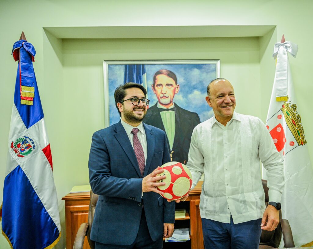 Alcalde Rodríguez firma acuerdo designa Santiago y SD como sedes de la Copa Mundial Femenina Sub-17 en RD