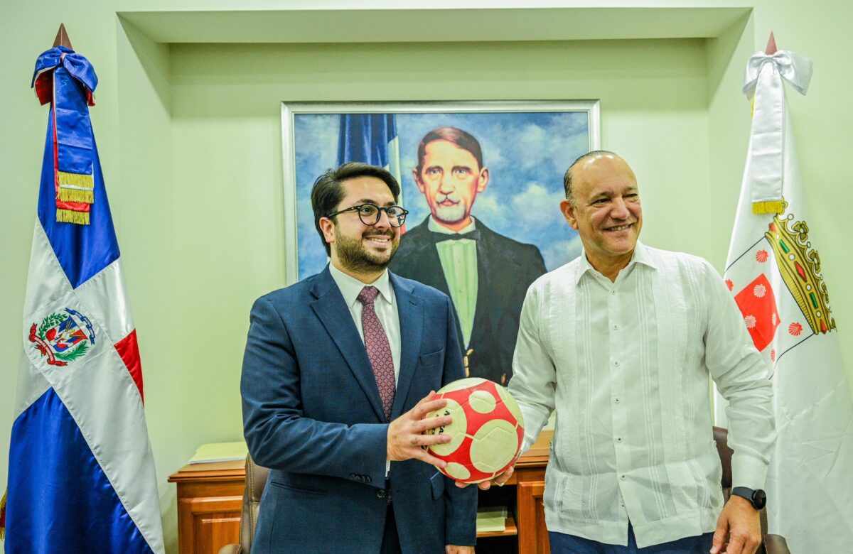 Alcalde Rodríguez firma acuerdo designa Santiago y SD como sedes de la Copa Mundial Femenina Sub-17 en RD