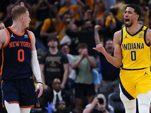 Tyrese Haliburton de Indiana celebra ante la mirada de Donte DiVincenzo de los Kinicks luego del juego 4 de la semifinal de Conferencia Oeste