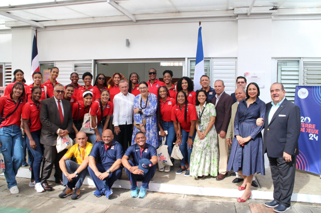 Liceo Francés designa gimnasio con nombre “Reinas del Caribe”