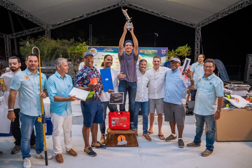 Equipo “Arecho Fishing Team gana torneo de pesca al Marlin Blanco.