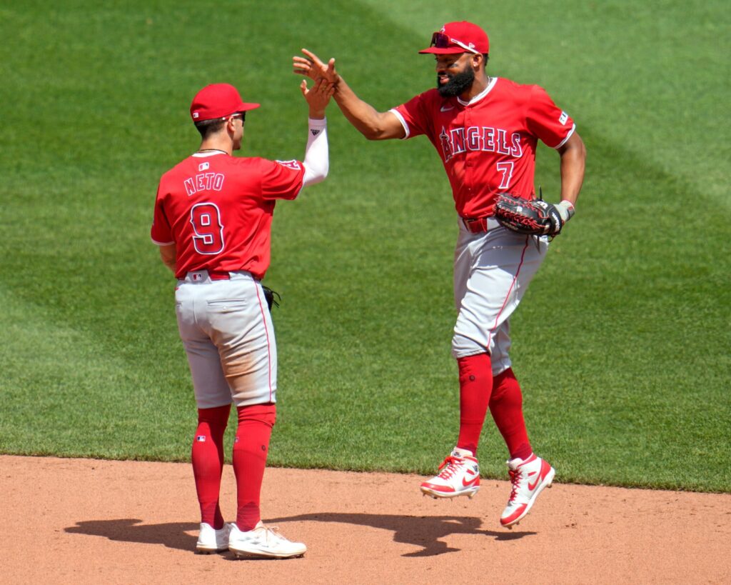 Angelinos vencen 5-4 a Piratas para ganar su primera serie desde abril