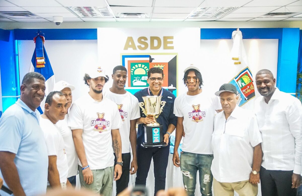 Alcalde Dío Astacio recibe campeones Loros Calientes en TBS Provincia de SD