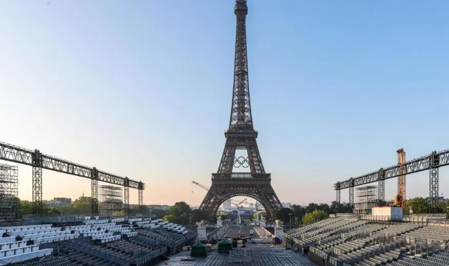 Anillos Olímpicos ya adornan la Torre Eiffel