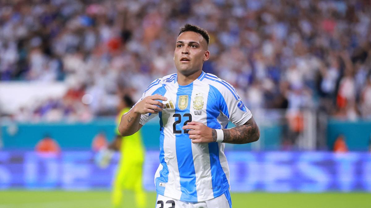 El capitán argentino no jugó por molestias musculares en la pierna derecha y presenció el partido desde el banco de suplentes.