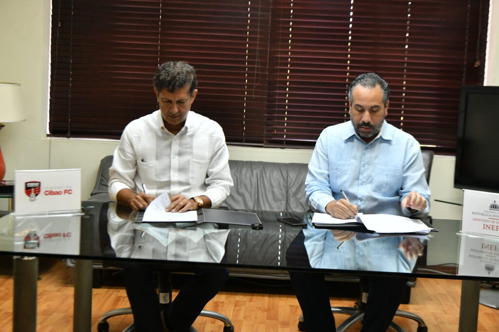 La firma del fue en presencia de Manuel Estrella, presidente de la Fundación Cibao FC, y Alberto Rodríguez, director ejecutivo de INEFI.