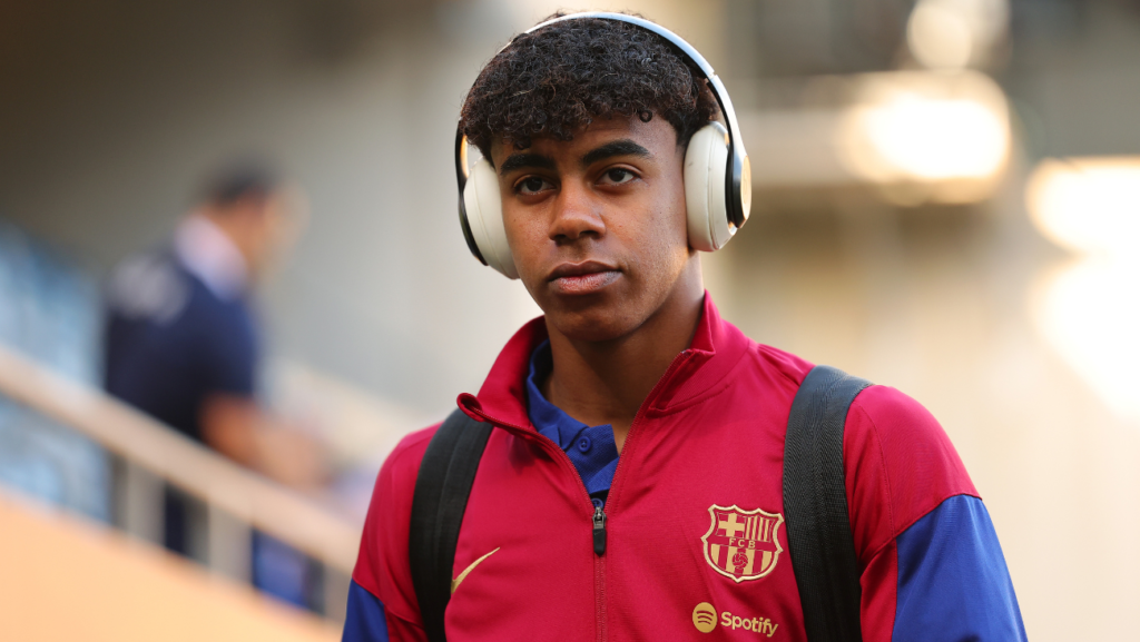 Yamal, de 16 años y 338 días, también se convirtió en el más joven en asistir un gol en el torneo cuando centró para que Dani Carvajal anotara el tercer gol de España antes del descanso.