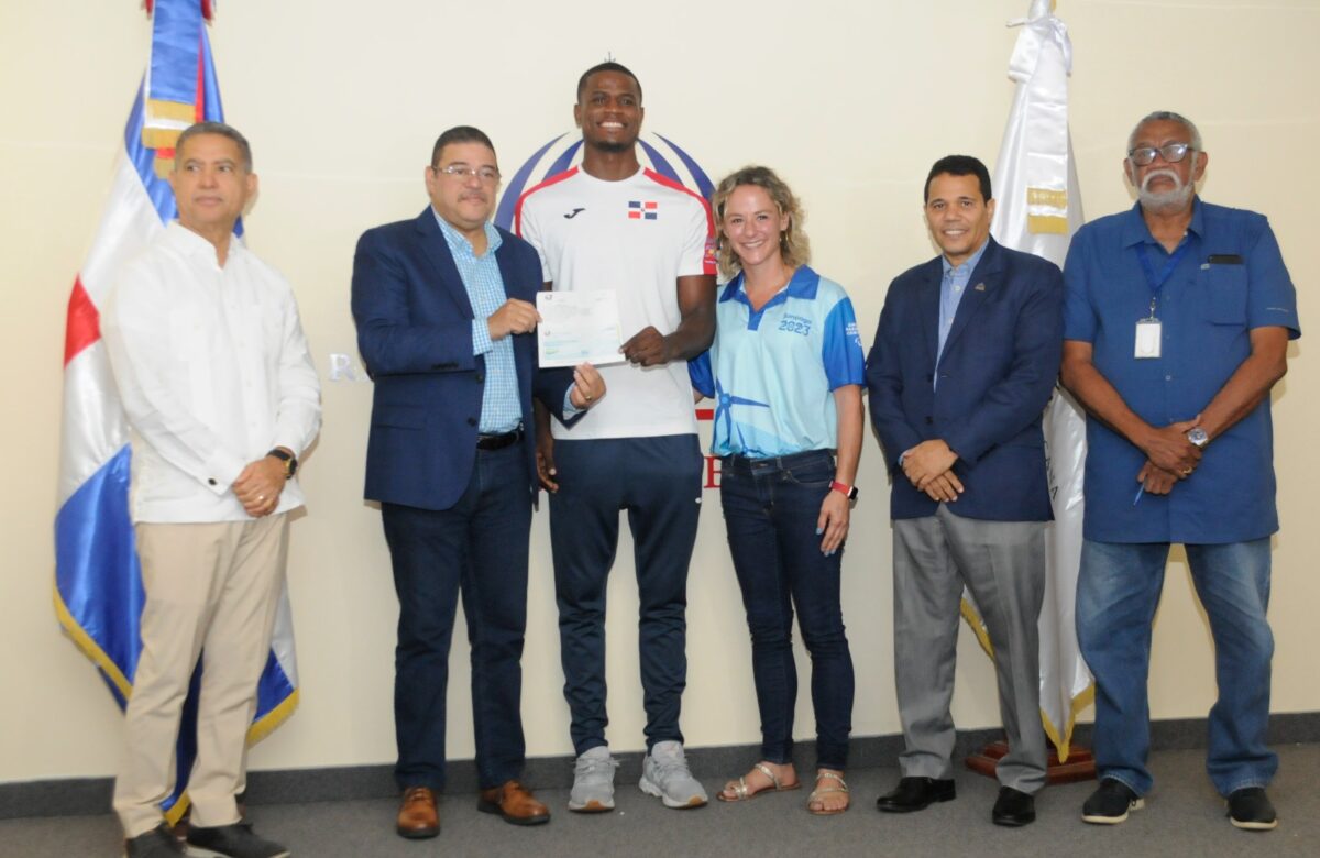 Francisco Camacho entrega incentivo al boxeador Cristian Pinales