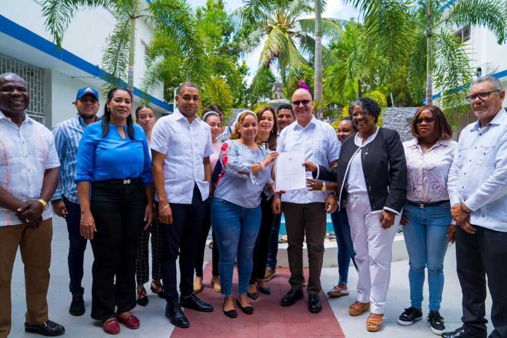 Gobierno entrega RD$84 millones como primera partida para remodelar el estadio Tetelo Vargas