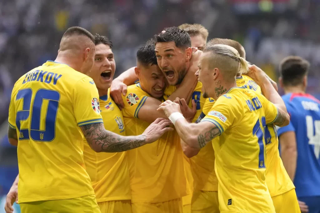 Ucrania remonta para vencer 2-1 a Eslovaquia y sigue con vida en la Eurocopa