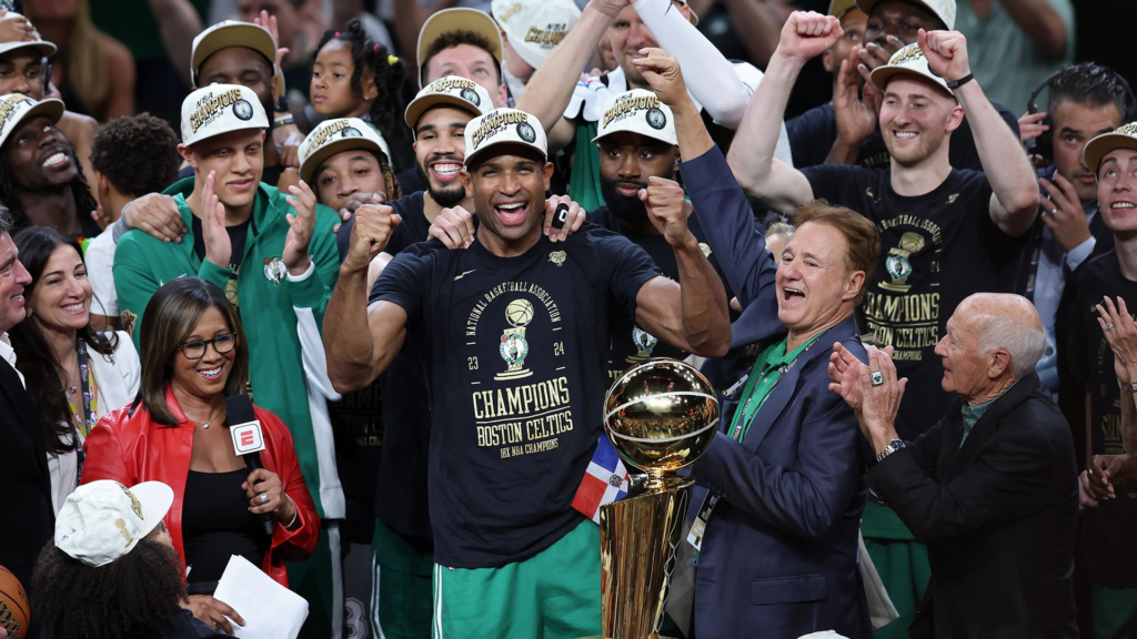 Los Celtics, una de las marcas originales e históricas de la NBA, fueron valorados en 4.700 millones de dólares el año pasado por Forbes , ubicándose solo detrás de los Golden State Warriors (7.700 millones de dólares), los New York Knicks (6.6 millones de dólares) y Los Angeles Lakers (6.400 millones de dólares).