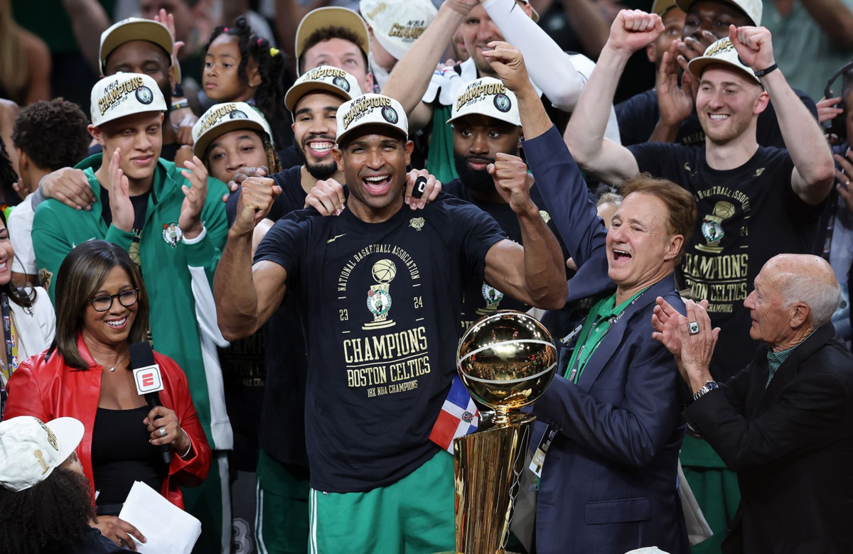 Los Celtics, una de las marcas originales e históricas de la NBA, fueron valorados en 4.700 millones de dólares el año pasado por Forbes , ubicándose solo detrás de los Golden State Warriors (7.700 millones de dólares), los New York Knicks (6.6 millones de dólares) y Los Angeles Lakers (6.400 millones de dólares).