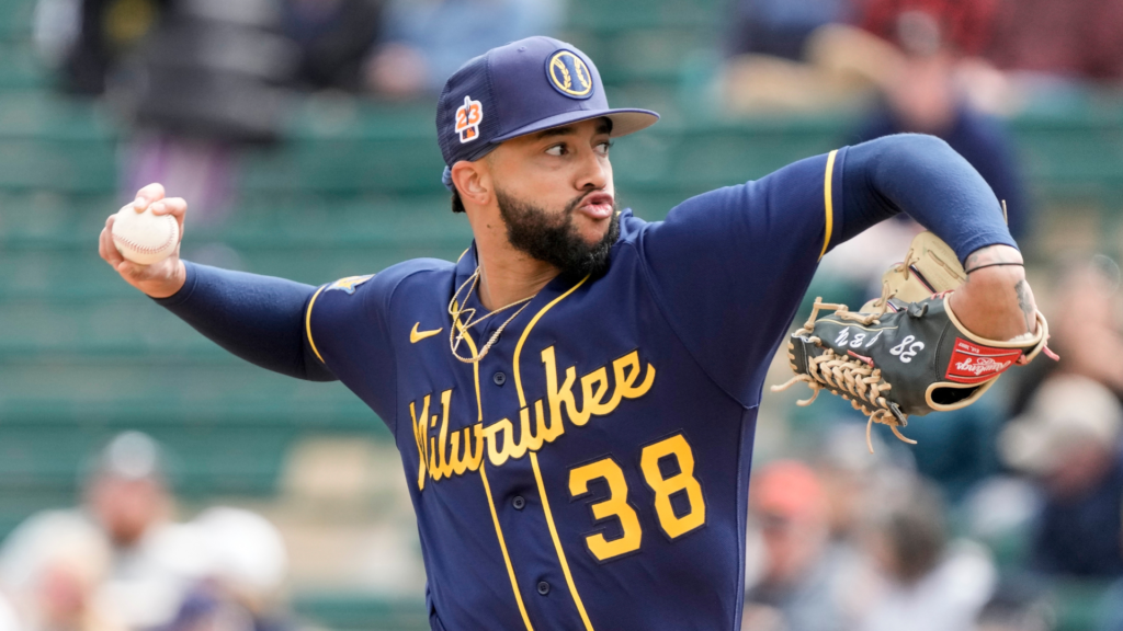 Williams ha pasado toda su carrera con Milwaukee con marca de 26-10, 54 salvamentos y efectividad de 1.89. Tiene 337 ponches en 214 episodios.