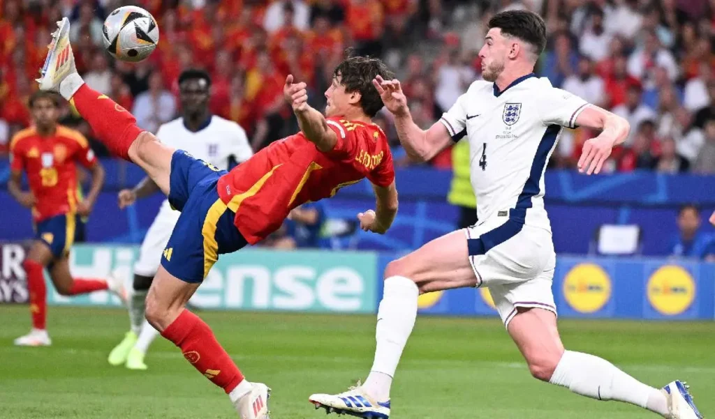 Un golazo a los 47 minutos de Nico Williams sobre asistencia de su mejor amigo Lamine Yamal, quien a sus 17 años se convirtió en el más joven en hacerlo en una final europea, les dio una ventaja momentánea a los españoles.