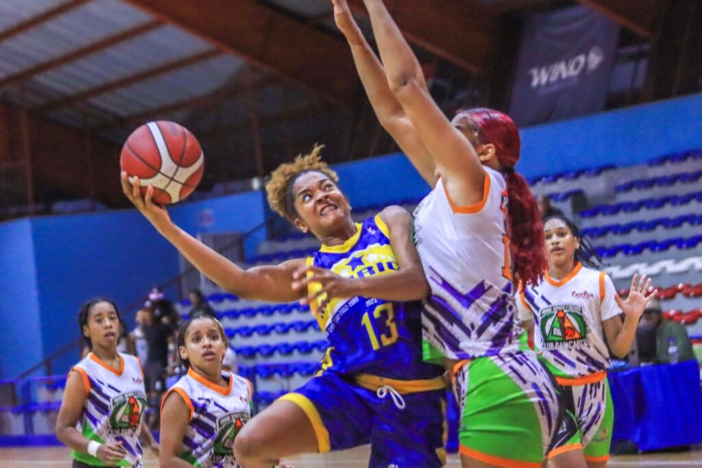 Jennifer Jiménez, del club Mauricio Báez, avanza con el balón entre las jugadoras Kathy Benítez y Audrys Castro, del club San Carlos.