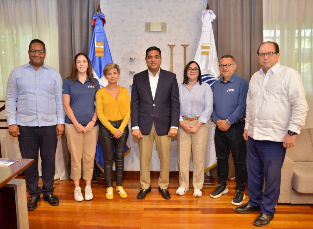 “Es muy interesante sostener este encuentro y, sobre todo, asumir el compromiso para que por disposición del presidente Luis Abinader quedemos bien como país, para que dentro del fútbol mundial la República Dominicana sea un ejemplo de trabajo y colaboración”, resaltó el ingeniero Cruz.