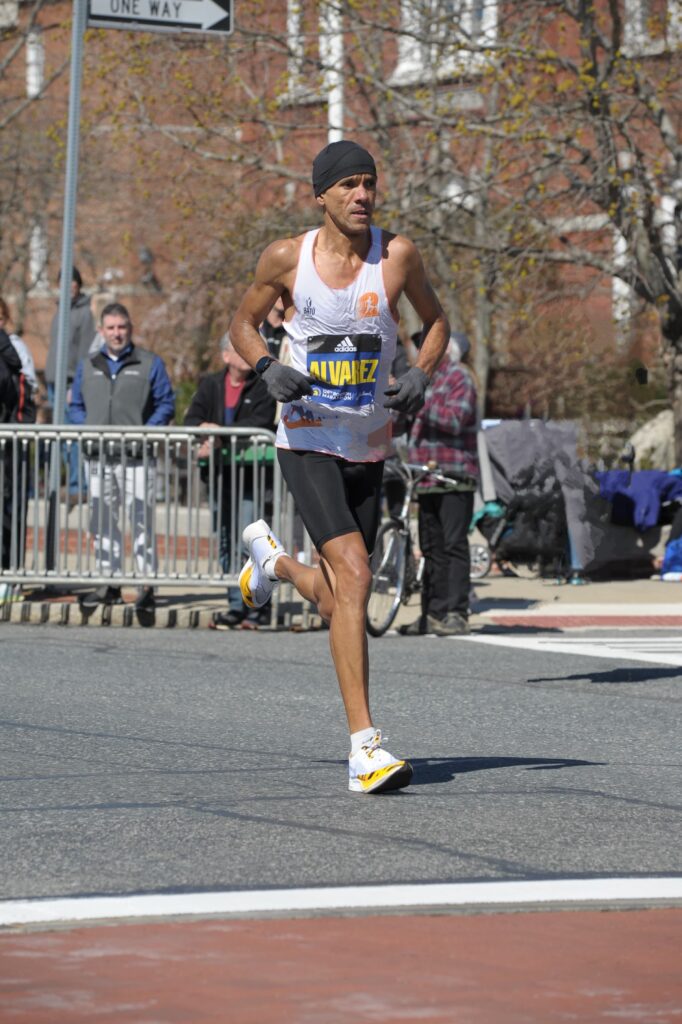Dominicano Renzo Álvarez correrá maratón en los Juegos Olímpicos