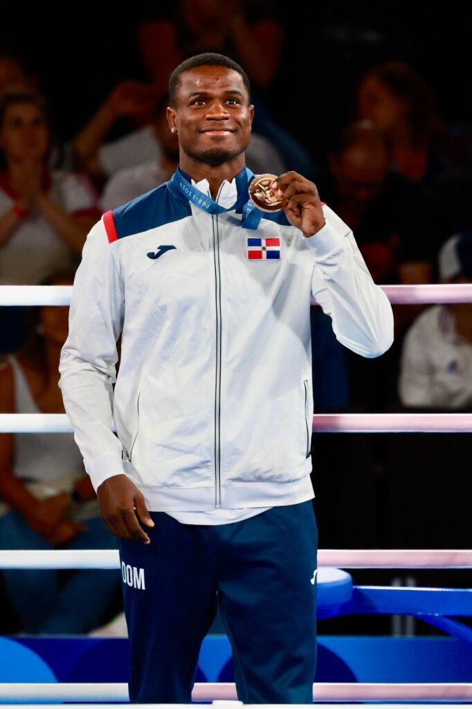 Cristian Pinales recibe su medalla de bronce
