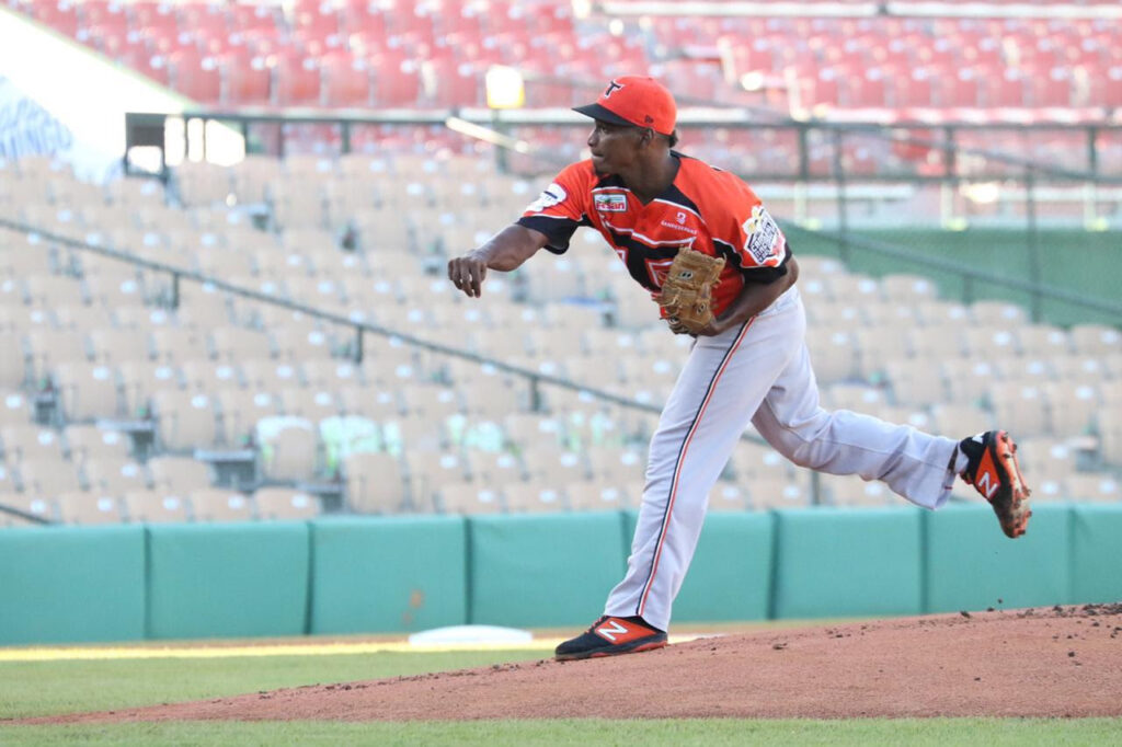 Toros firman de regreso a Jenrry Mejía desde la agencia libre