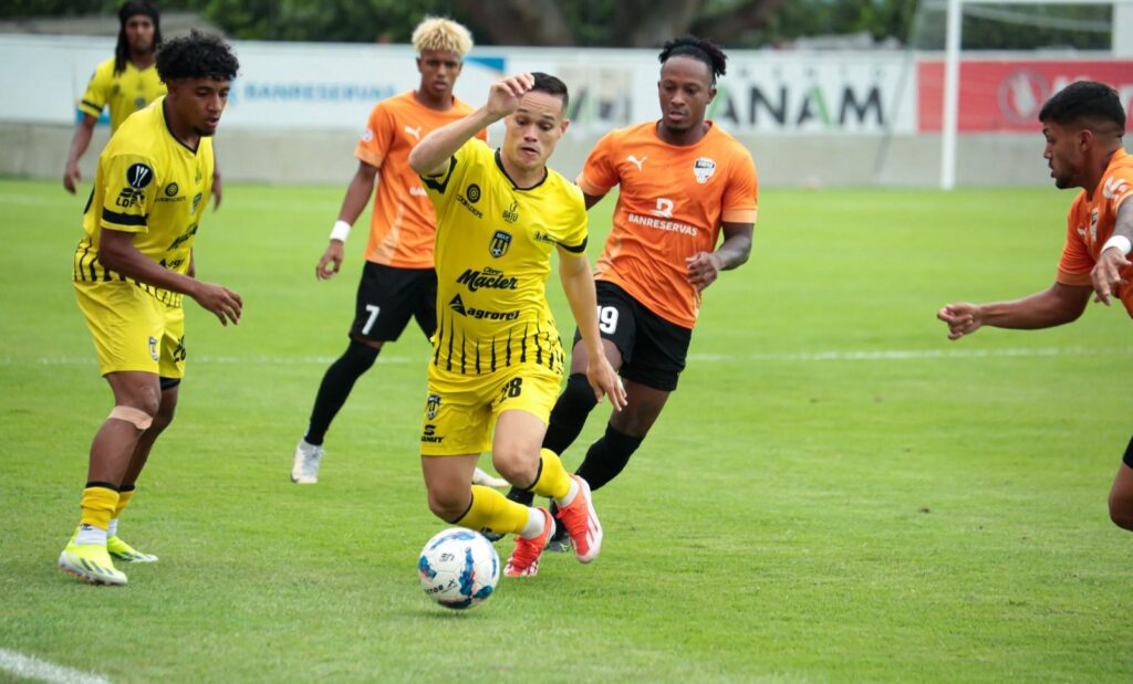 Acción del partido de vuelta de la semifinal 2024 entre Cibao FC y Moca FC