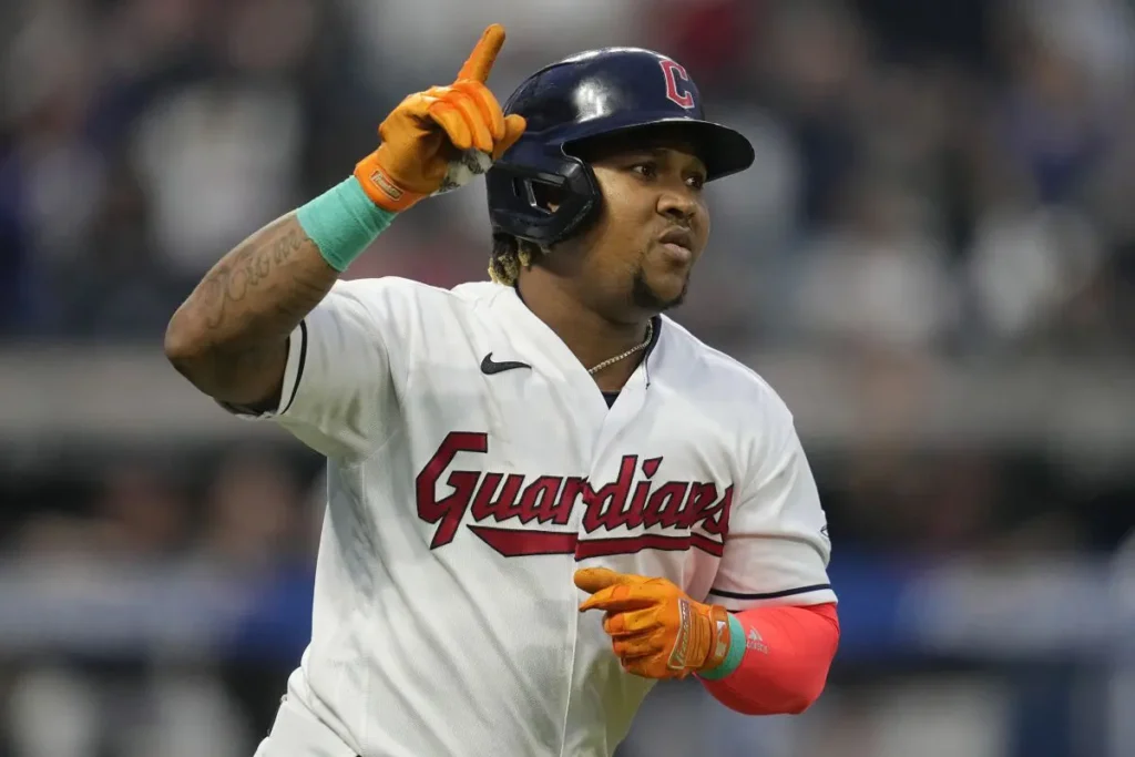 Cleveland se encuentra en una reñida disputa con los Yankees, líderes de la División Este de la Liga Americana, por el primer sitio de la Americana, que concede la ventaja de local en los playoffs.