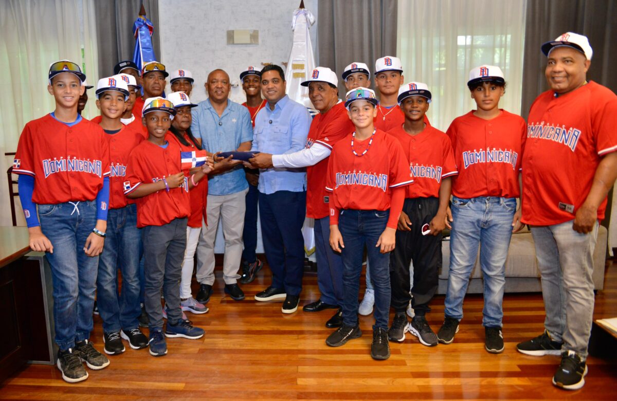Ministro Kelvin Cruz entrega Bandera Nacional selección béisbol U12