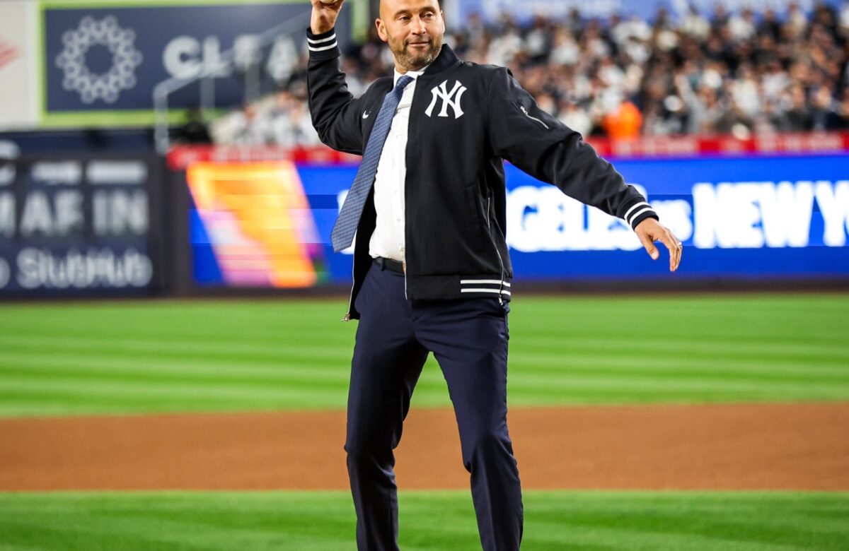 “El Capitán”, Derek Jeter, lanza la primera bola previo al Juego 3
