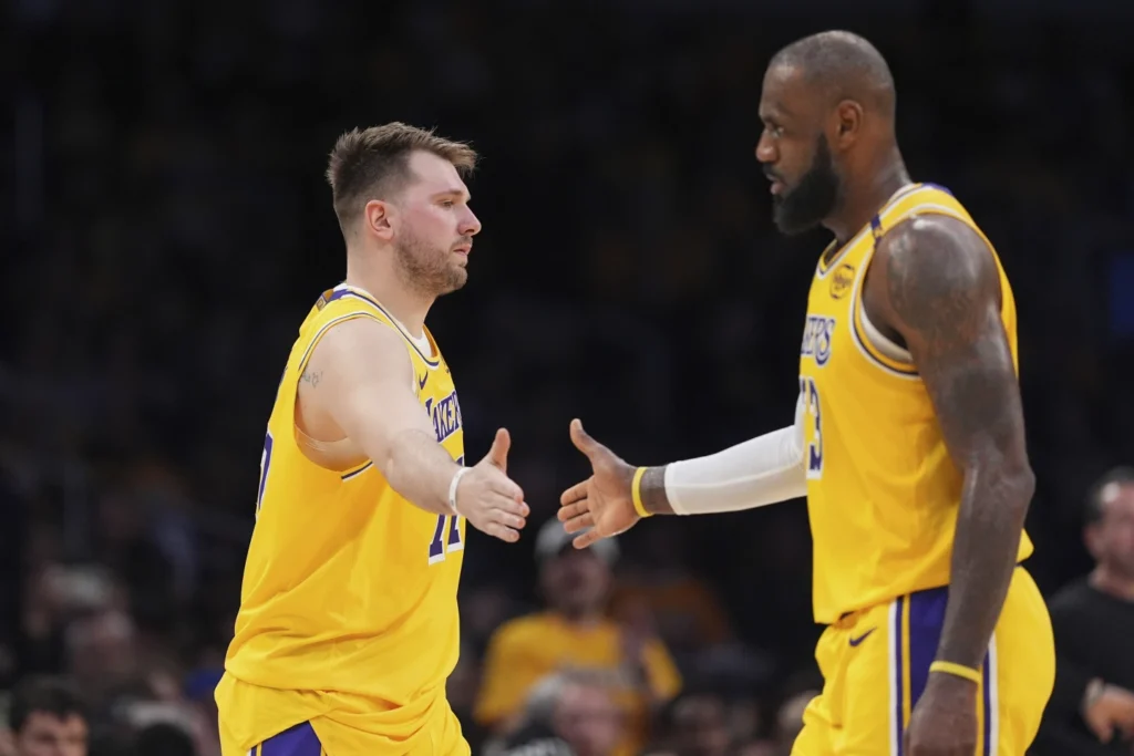 Luka Doncic y Lebron James se combinaron para ayudar a los Lakers en la victoria frente a Utah