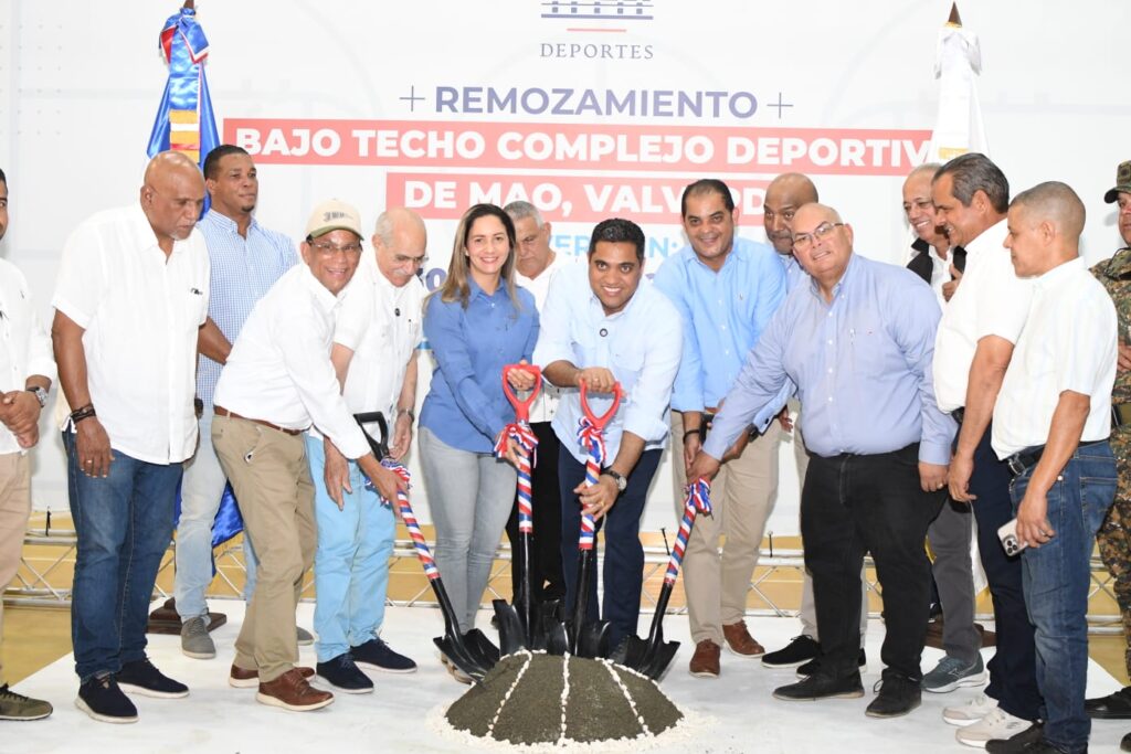 Ministro Kelvin Cruz inaugura play e inicia remozamiento de multiuso en Mao