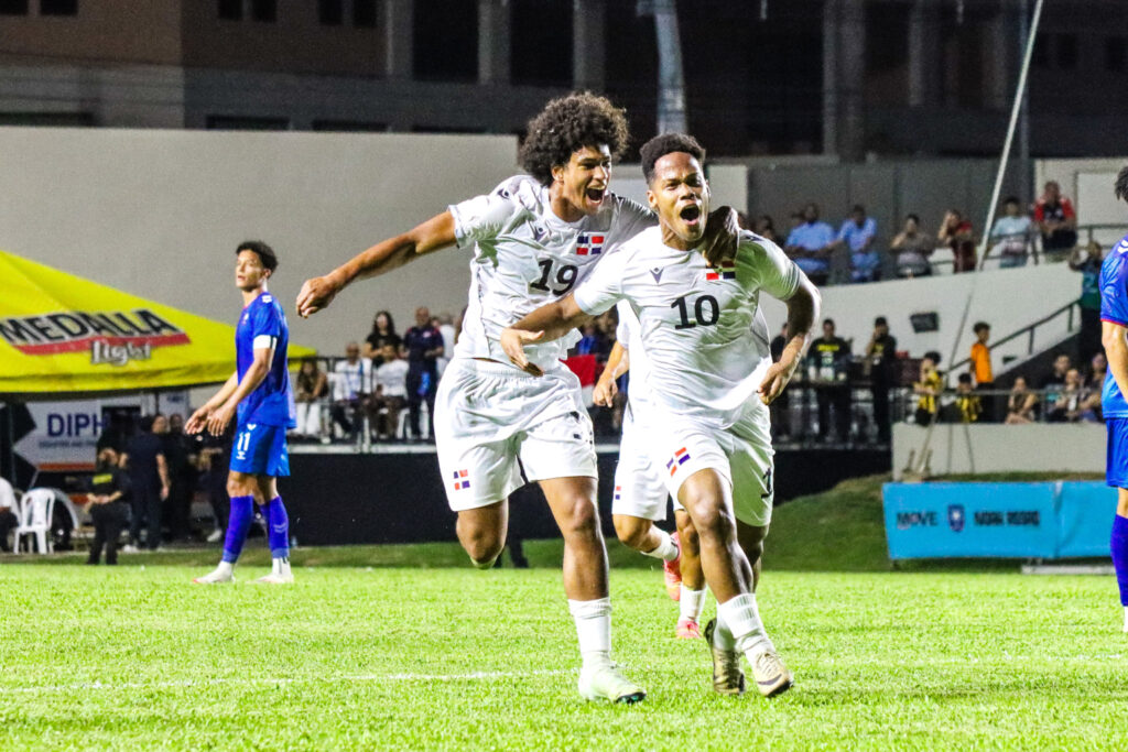 La Selección Dominicana de Fútbol trató de imponer sus condiciones desde el arranque y de esa manera generó las dos primeras opciones del partido para Dorny Romero