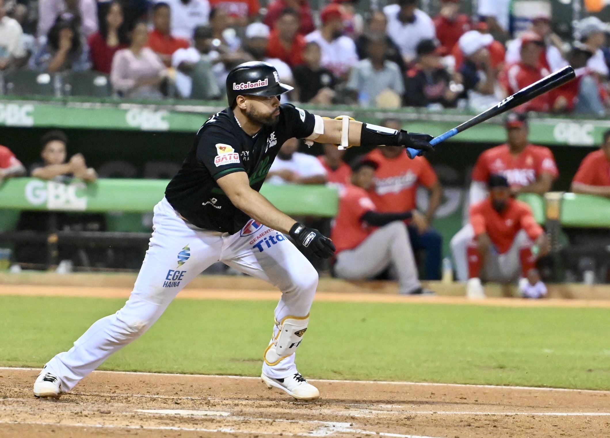 Estrellas firman a receptor agente libre Francisco Peña