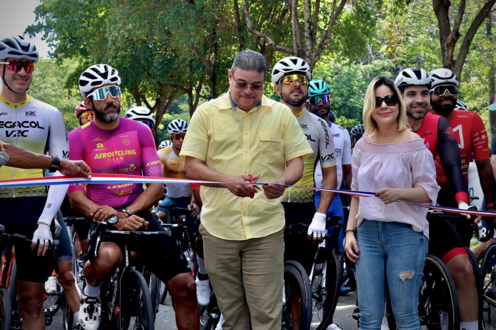 Francisco Camacho da banderazo de salida en Clásico de Ciclismo John Figueroa