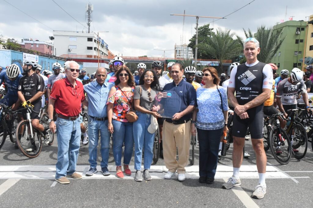 Valdez encabezó el reconocimiento a Cruz, inmortal del deporte dominicano y quien ideó la Vuelta Ciclística Independencia Nacional.