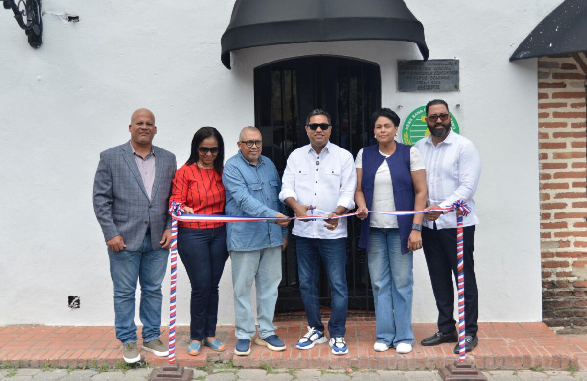 Kelvin Cruz entrega remozadas las oficinas de la ACD