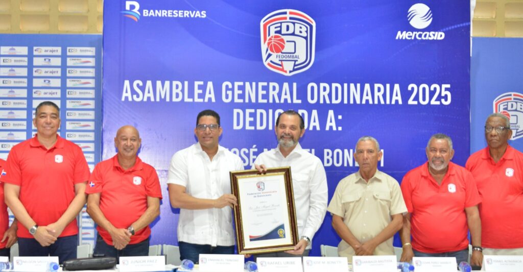 En la mesa principal de la asamblea, junto a Uribe y Bonetti Dubreil, estuvieron Junior Páez (Jipy), primer vicepresidente de Fedombal; José