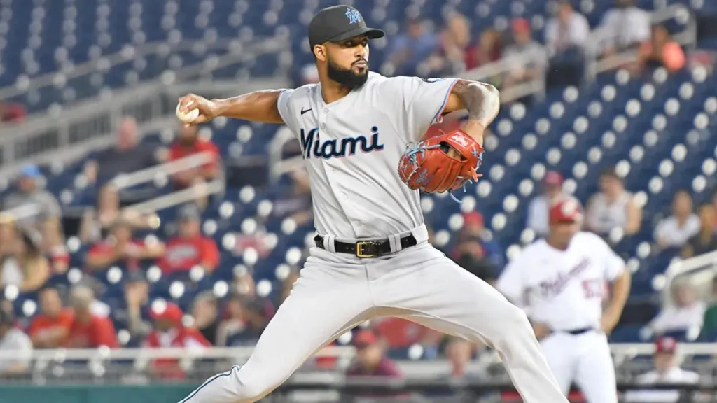 Sandy Alcántara se luce en el Día Inaugural de Miami ante los Piratas
