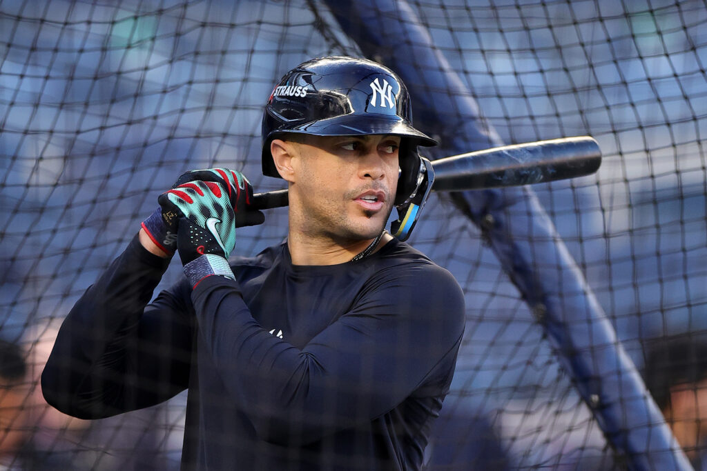 Stanton toma prácticas de bateo en el terreno por primera vez en el año