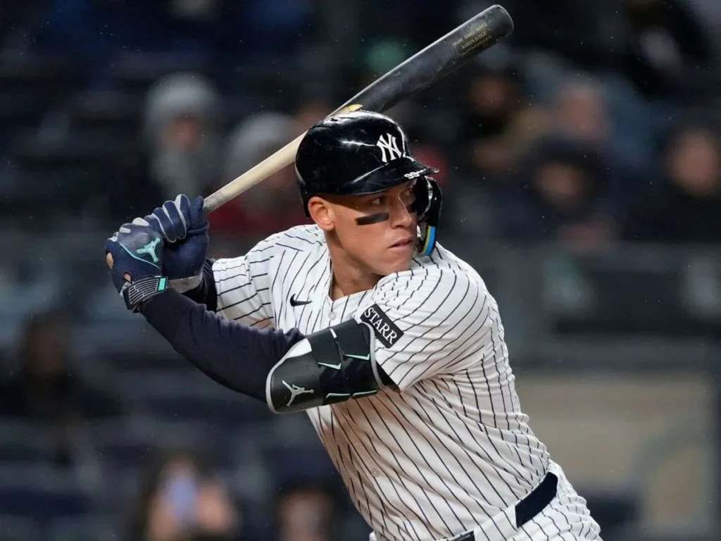 Adicionalmente, los 321 jonrones de Judge en 1,000 juegos igualan lo hecho por Babe Ruth (321 cuadrangulares) durante sus primeros 1,000 compromisos con los Yankees, según YES Network.