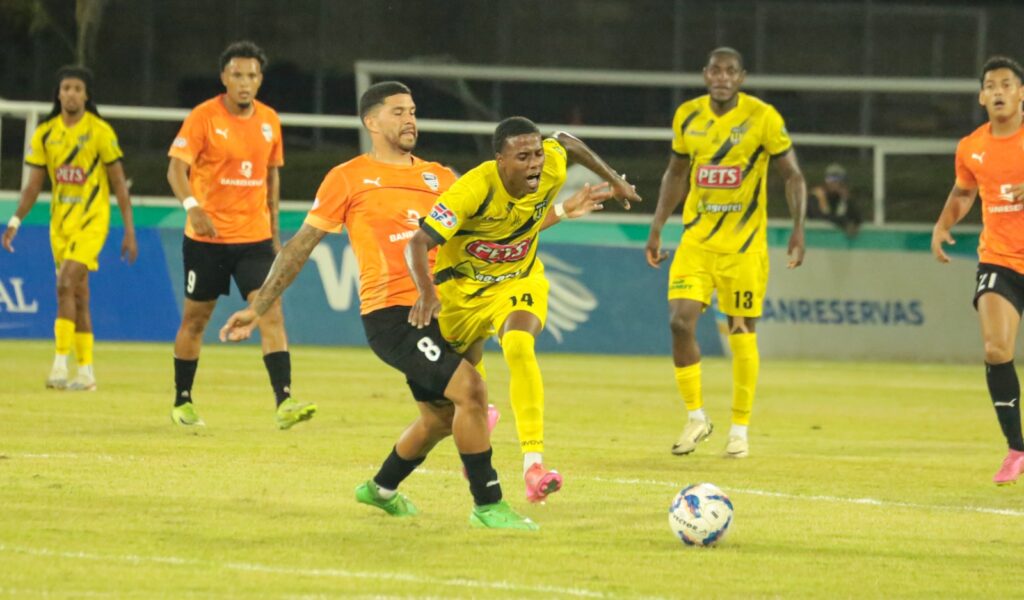 En la etapa complementaria Cibao FC se organizó y pudo atacar más a la buena defensa que tiene Moca.