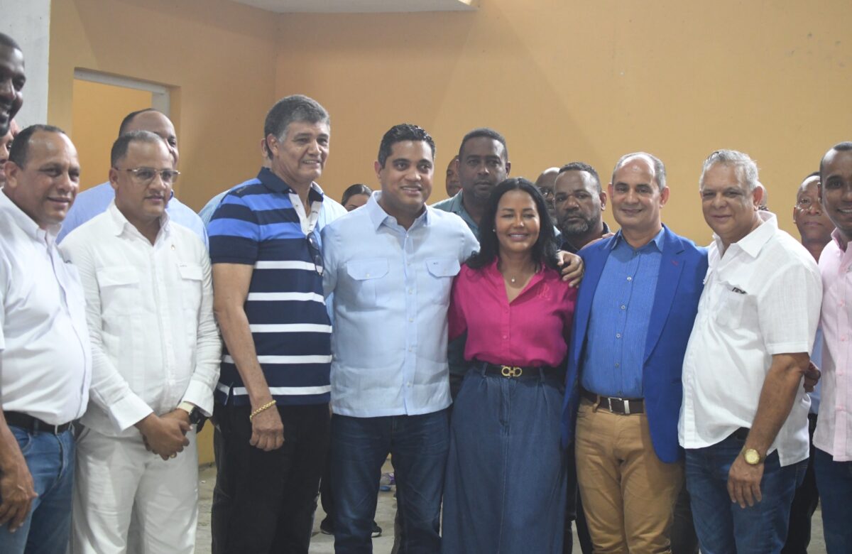 Kelvin Cruz supervisa trabajos de reconstrucción polideportivo de Las Caobas
